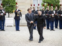 Macron con Zelensky “Europei pronti a fornire garanzie di sicurezza”