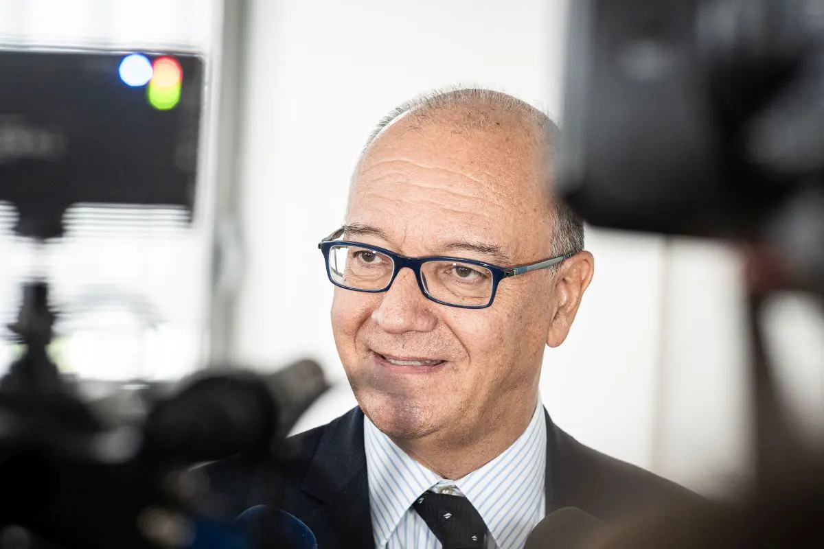 Valditara “Con il divieto del cellulare a scuola tuteliamo la salute dei giovani”