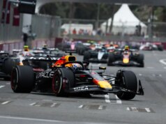 Verstappen trionfa in Azerbaijan, out il leader Piastri