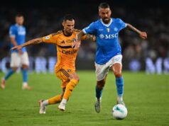 Il Napoli fatica ma batte il Pisa e resta solo in testa