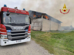 Incendio in un capannone a Baggiovara: brucia un ingente quantitativo di fieno