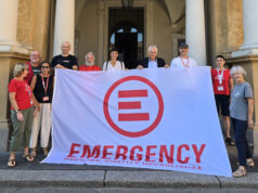 Festival “La Voce”: la bandiera di Emergency sventola dal palazzo comunale di Reggio Emilia