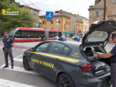 Non si ferma all’alt della Guardia di Finanza: minorenne denunciato a Parma