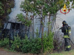 Un furgone e dei rifiuti a fuoco in via Castello Motti a Reggio Emilia