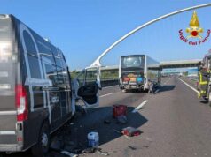 Reggio Emilia, furgone tampona autobus: un morto sulla A1