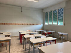 Durante le ferie i volontari civici di Castelvetro sistemano undici aule della scuola media Anna Frank