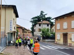 Il Pedibus a Cavriago rilancia: si prosegue fino a fine anno con più fermate e gilet catarifrangenti