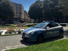 Travolge un poliziotto col monopattino e scappa. Individuato e arrestato