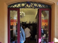 Sfilata di moda vintage e solidale con Aism per festeggiare il primo compleanno del charity shop “Il PortaGioie”