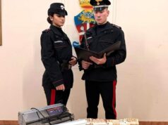 In casa droga, soldi e vario materiale per il confezionamento. Arrestato a Bologna