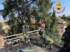 Incendio del tetto di un’abitazione stamane a Bologna