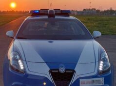 Vede gli agenti fuori dalla porta e butta la droga dalla finestra: denunciato 21enne dalla Polizia di Stato