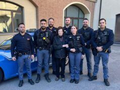 Rubano la borsa dall’auto di una 90enne nel parcheggio del supermercato: arrestati a Reggio Emilia