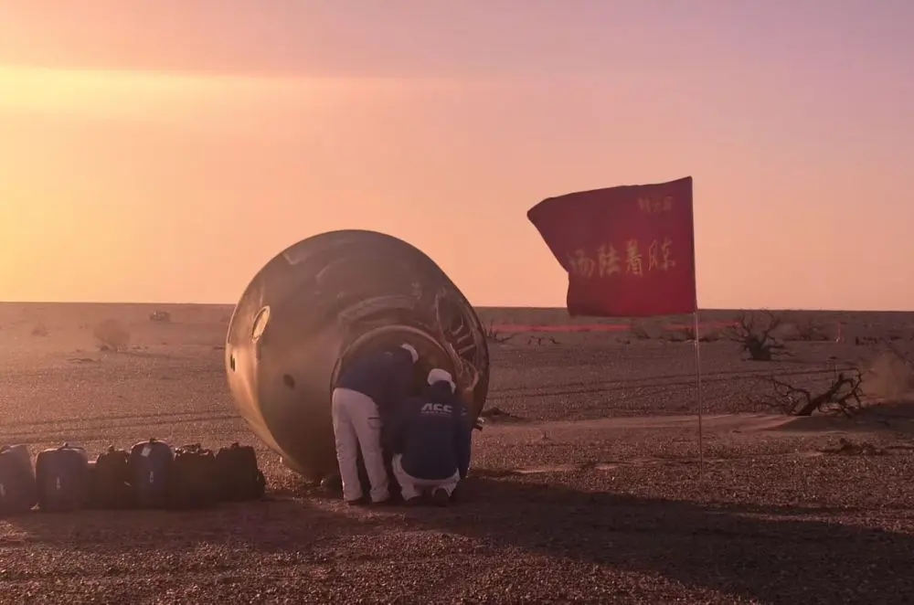 Cina, la capsula di rientro di Shenzhou-21 tocca terra