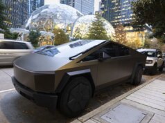 Tesla, sistema guida autonoma salva automobilista USA da scontro frontale notturno