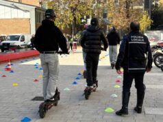 A Reggio Emilia la Polizia locale entra in classe per insegnare l’uso corretto del monopattino elettrico