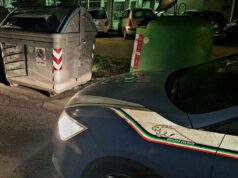 Reggio Emilia: incendia alcuni cassonetti dei rifiuti ma viene riconosciuto dagli agenti delle Volanti