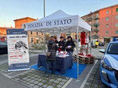 25 novembre: il gazebo della Polizia di Stato contro la violenza di genere in via Nonatolana a Modena