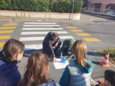 Albinea, è realtà il percorso “tracce di autonomia” disegnato dagli alunni delle elementari per aiutare il loro compagno di classe