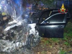 Auto a fuoco nella notte a Cadelbosco Sopra