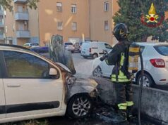 Carpi: auto prende fuoco e senza nessuno all’interno si muove schiantandosi contro un muretto