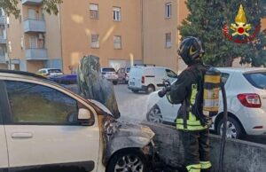 Carpi: auto prende fuoco e senza nessuno all’interno si muove schiantandosi contro un muretto