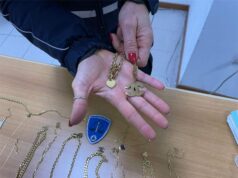 La Polizia Locale scopre una esposizione di gioielli falsi in un negozio del Navile