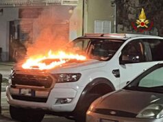 Castelnovo sotto. auto a fuoco nella notte