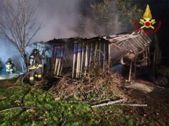 Incendio di un capanno agricolo a Novi di Modena. Preoccupa la presenza di bombole GPL