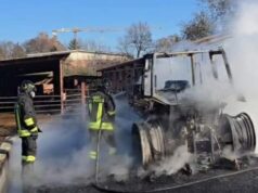Trattore agricolo distrutto da un incendio a Formigine
