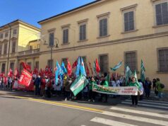 Manifestazione davanti alla Prefettura a Reggio Emilia, la Provincia riceve una delegazione dei lavoratori delle farmacie private