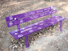 Ambulanza “decorata” e panchina viola alla scuola Palestrina di Modena per la Giornata della gentilezza