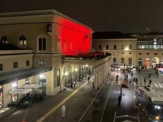 Contro la violenza sulle donne anche la stazione di Bologna si tinge di rosso