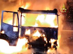 Trattore stradale a fuoco ieri sera a Castelnovo Sotto