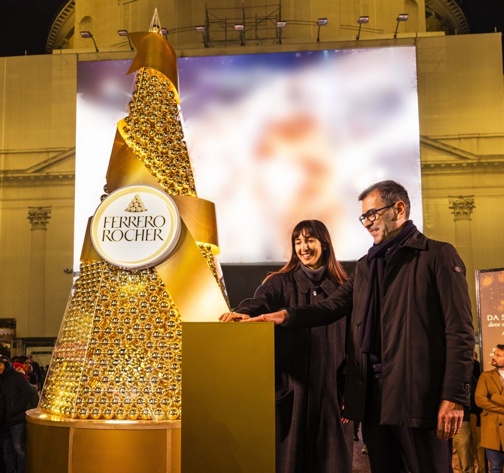 Ferrero Rocher illumina il Natale di Milano, piramide dorata a Piazza San Carlo