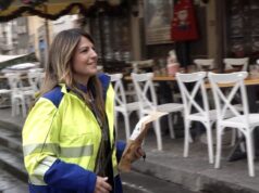 Napoli, il portalettere al servizio della comunità nel centro storico