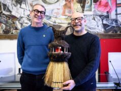 Per il tradizionale rogo di Capodanno un Gremlin oviparo contro il male delle guerre e la negatività collettiva