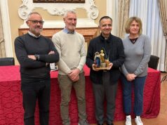 Lapam Confartigianato e Coldiretti Modena donano a Mons. Erio Castellucci la statuina del Presepe 2025