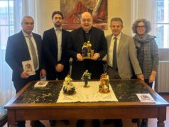 Lapam Confartigianato e Coldiretti Reggio Emilia donano a Mons. Giacomo Morandi la statuina del Presepe 2025