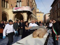Castelnuovo, un Superzampone di 700 chili per celebrare l’industria delle carni