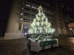 A Bologna, davanti alla sede della Regione, si accende l’albero di Natale realizzato con materiali di recupero, simbolo dell’impegno verso l’economia circolare