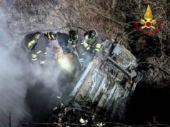 Montecreto, auto esce di strada e s’incendia: salvi gli occupanti