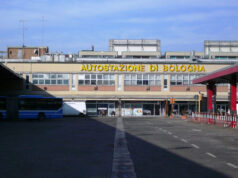 Polizia Locale e servizi sociali si attivano per aiutare una signora in stato di difficoltà in autostazione a Bologna