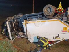 Camion dei rifiuti esce di strada sulla Romana nord, ferito il conducente