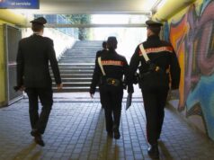 Panico a Casalecchio di Reno: “c’è un uomo con un fucile a pompa davanti a un bar”. Due arresti dei carabinieri