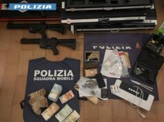 Droga, armi da softair rubate e circa 100 mila euro in contanti: due presunti pusher arrestati a Reggio Emilia