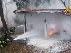 Incendio di una tettoia nel giardino di un’abitazione a Reggio Emilia