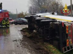 Camion esce di strada a Bagnolo, illeso il conducente