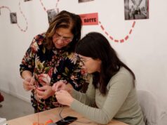 Scandiano, “L’uncinetto per rallentare assieme”: le generazioni si intrecciano al Made