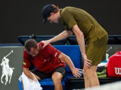 Gaston si ritira dopo aver perso i primi due set, Sinner avanti a Melbourne